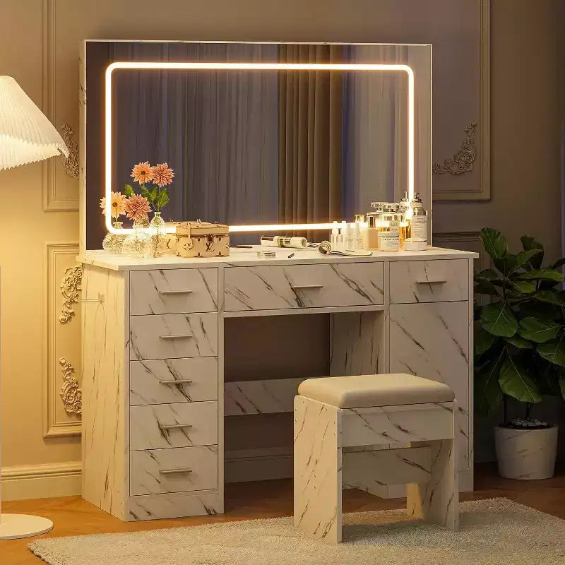 Coiffeuse moderne avec 7 tiroirs, grand miroir LED, luminosité réglable, tabouret rembourré et rangement caché, blanc marbre