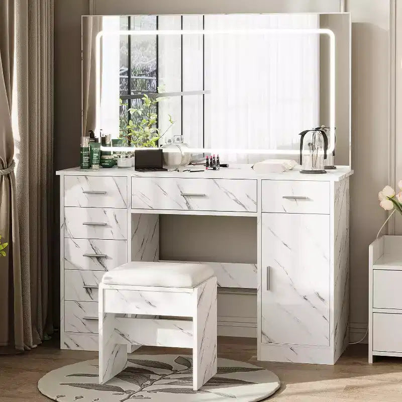 Coiffeuse moderne avec 7 tiroirs, grand miroir LED, luminosité réglable, tabouret rembourré et rangement caché, blanc marbre